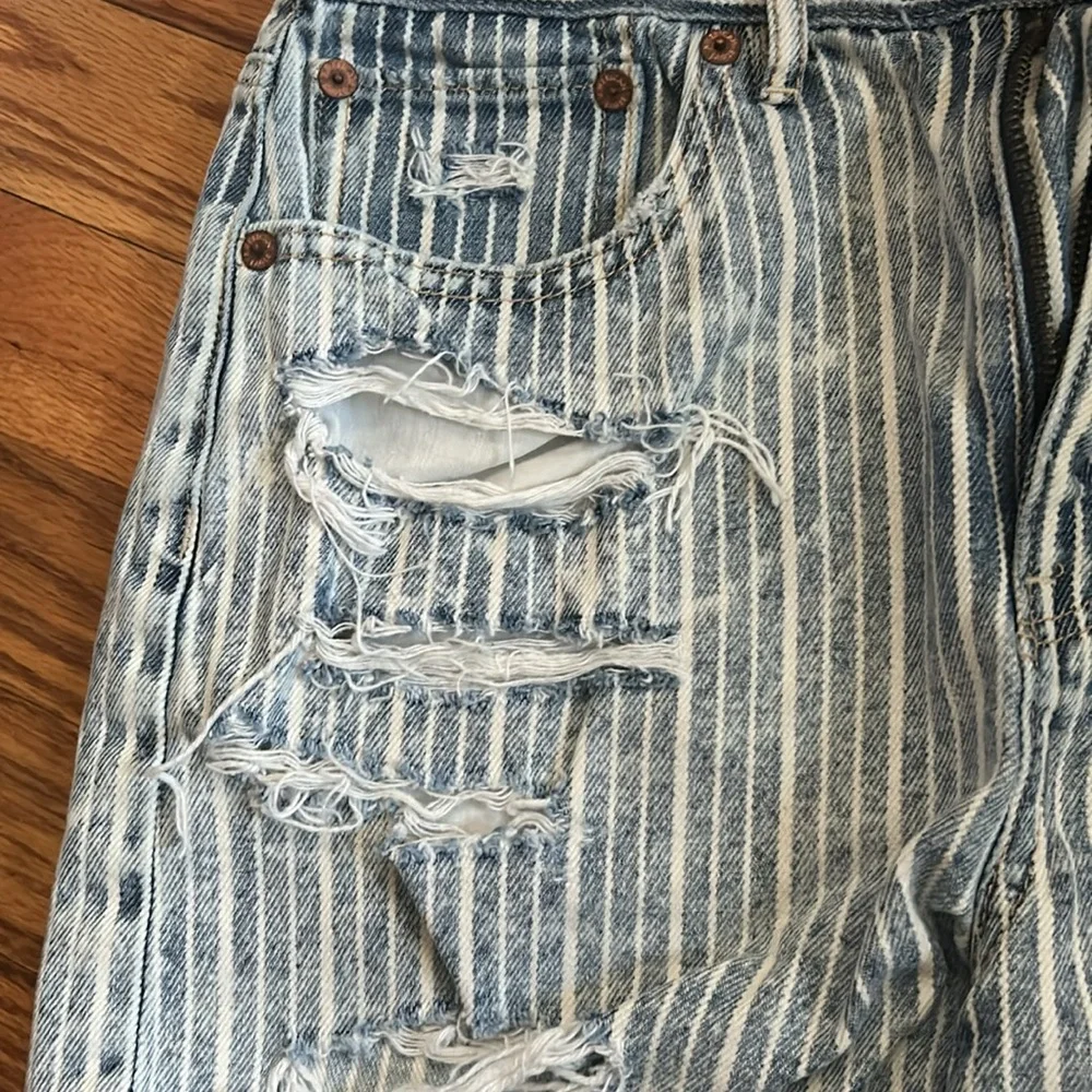 Like- new American Eagle Outfitters 90’s Striped Distressed Boyfriend Shorts